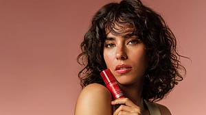 Femme avec le Weleda Youth Power Night Elixir