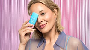 das model Jennifer mit Hyaluron Drops