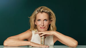 Maria Furtwängler stützt das Kinn auf ihre Hände, darunter das goldene Cell Longevity Super Anti-Aging Double Serum
