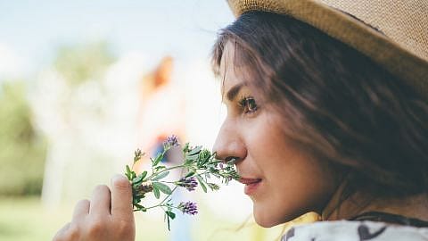 Ragazza annusa fiorellini lilla
