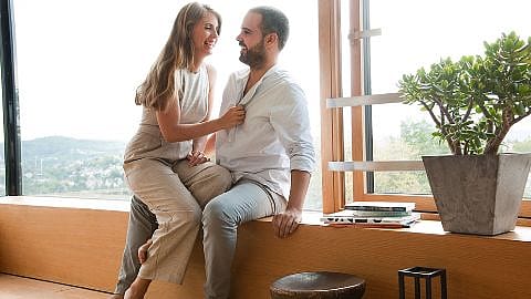 pareja abrazada feliz