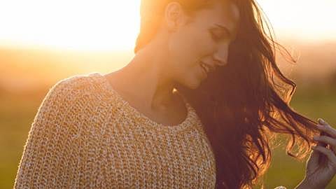 Femme dans le soleil