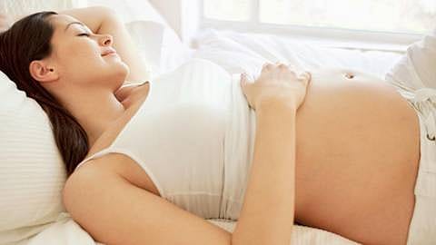 femme enceinte allongée