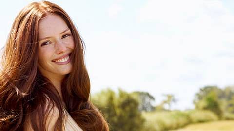 chica sonriendo en la naturaleza