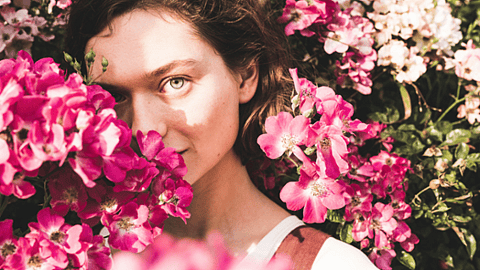 chica rodeada de rosas