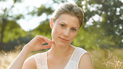 mujer en campo de almendros