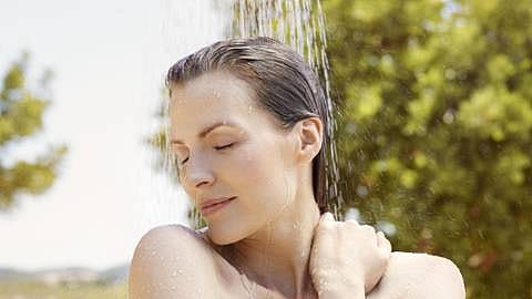 femme qui se douche