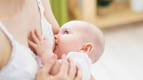 Baby krijgt borstvoeding