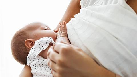 Baby krijgt borstvoeding