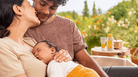 pareja con bebe en brazos