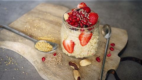 Hirse im Glas mit Erdbeeren und Granatapfel