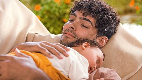 Moeder met baby die slaapt