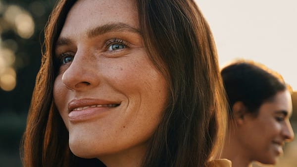 Twee vrouwen buiten in de zon