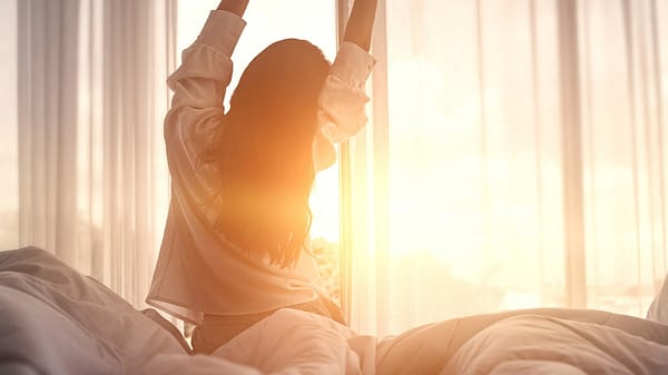 Vrouw die opstaat uit bed