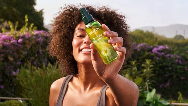 Vrouw smeert benen in