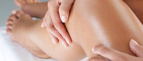 masaje anticelulitico en las piernas con aceite