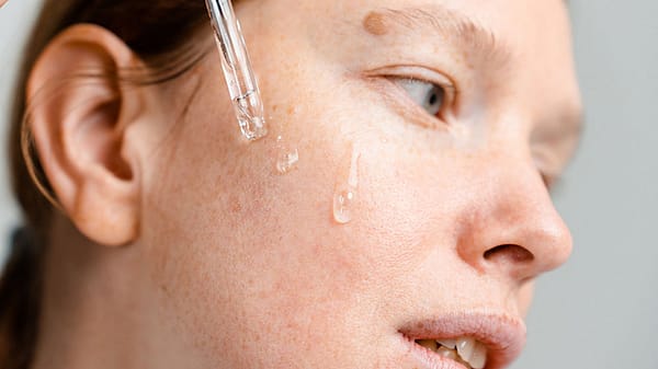 pigmentflecken frau gesicht pipette serum