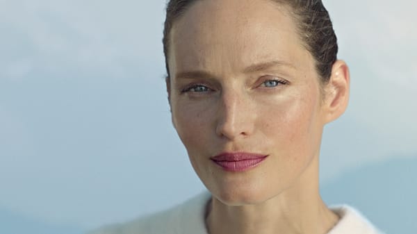 Vrouw smeert crème op haar wang