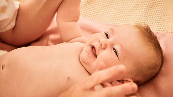 bebé tumbado sonriendo