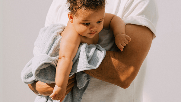 Bebé en los brazos de un hombre