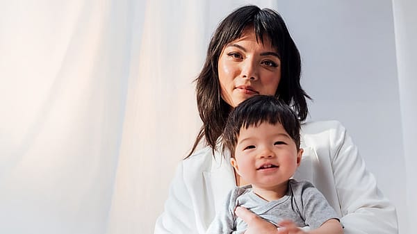 mutter hält ihr baby im arm