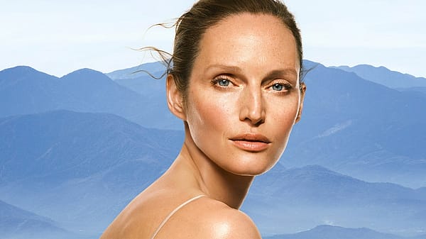 Portrait einer Frau mit blauen Bergen im Hintergrund