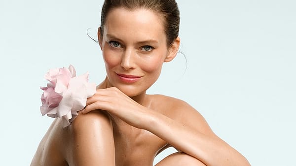 Frau bei der Hautpflege