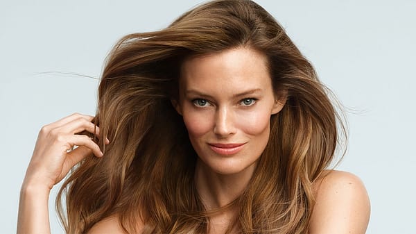 Frau mit vielen Haaren