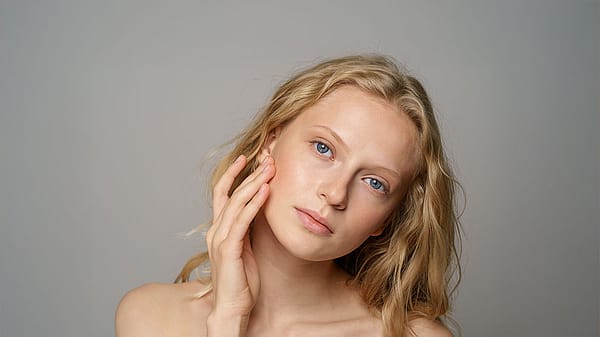 Vrouw tussen de bloemen