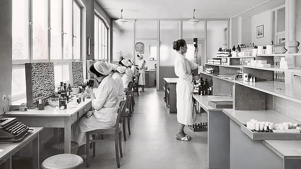 Labor aus alten Zeiten mit Frauen die arbeiten