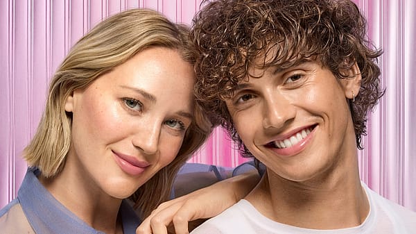 Frau hält Produkt vors Gesicht