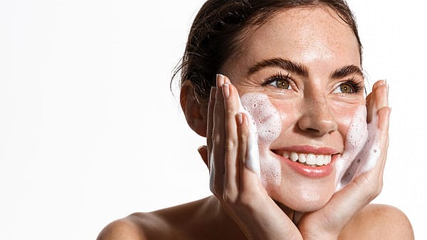 Reinigungsschaum im Gesicht