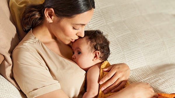 mujer abrazando a un bebé