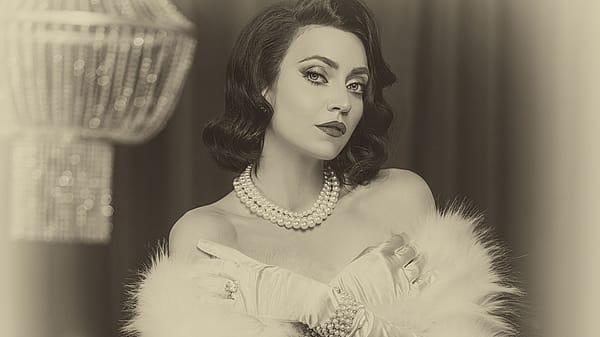 Frau im Galakleid in Schwarz-Weiss