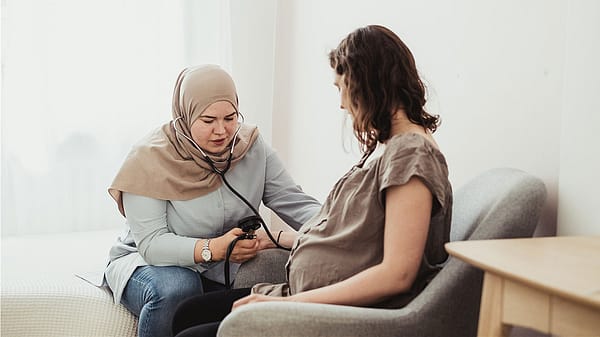 Hebamme misst Blutdruck