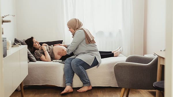 Hebamme und Schwangere