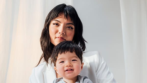 mutter hält ihr baby im arm