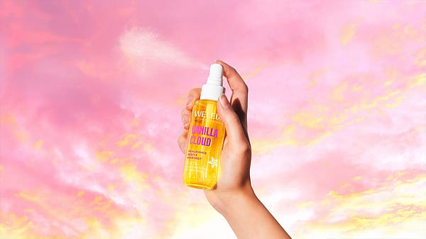 Hand sprueht Vanilla Cloud in den Himmel