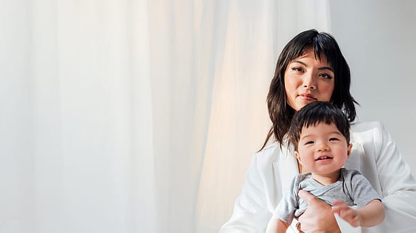 mutter hält ihr baby im arm