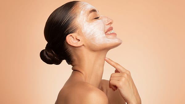 Frau mit Gesichtsmaske