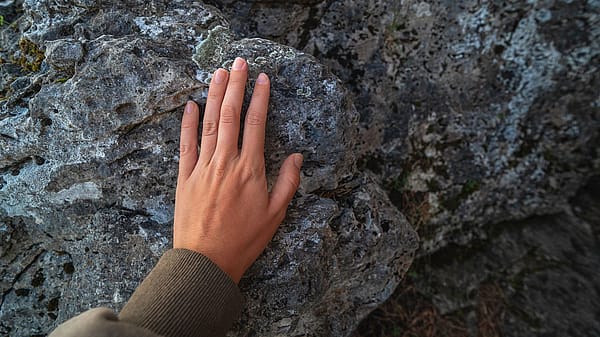 Mains sur un pierre