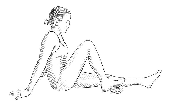 Illustration Frau am Boden sitzend, Fuß dicht am Körper