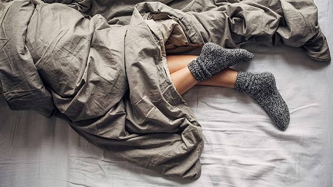 Frau unter der Decke