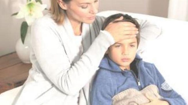 La mère s'occupe d'un enfant malade