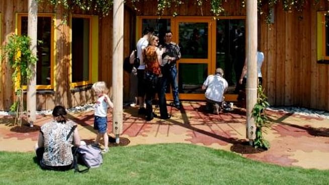 Familie met kinderen zit in een tuin