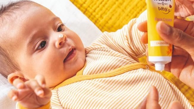Bébé avec la crème au calendula de Weleda