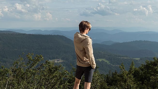 Mann genießt die Aussicht in den Bergen