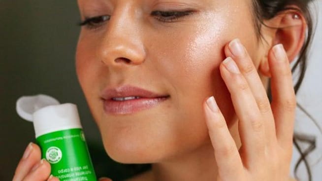 vrouw smeert Skin Food op haar gezicht