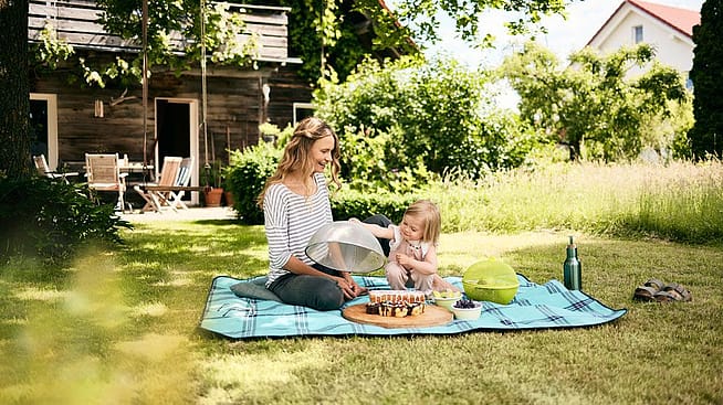 Frau mit Kind beim Picknick