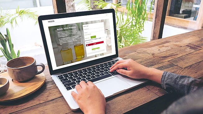 Laptop mit Screenshot der Online Akademie